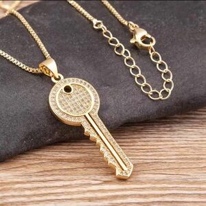 Elegant Gold Key Pendant Necklace